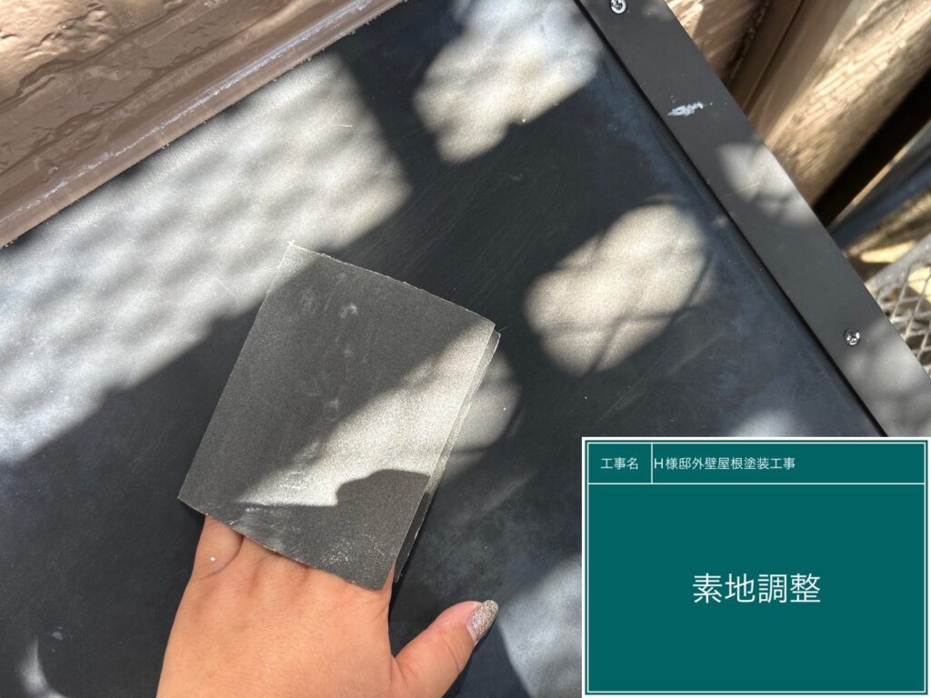 シャッターBOXの素地調整を行います。